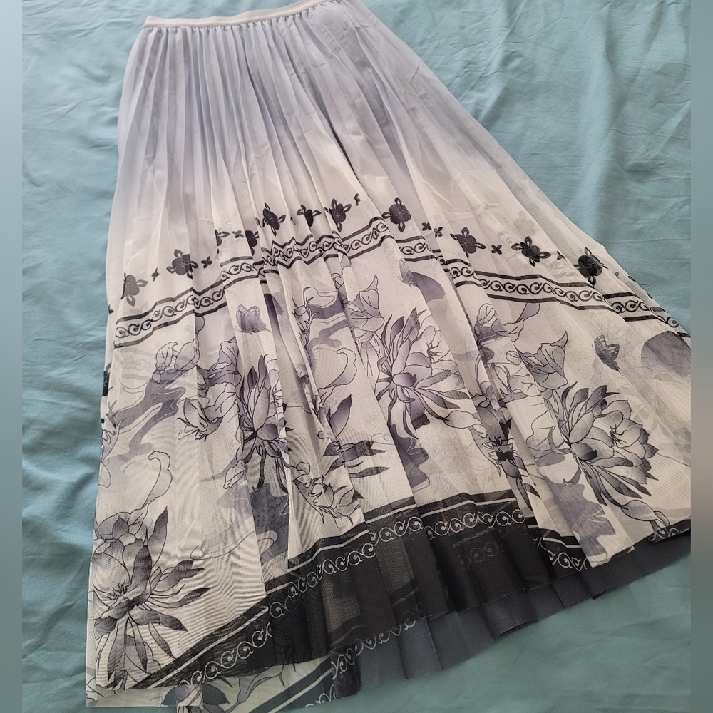 NWT Floral Print Pleated Flowy Skirt Size S